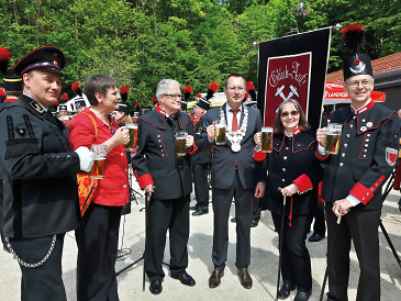 Gemeinsames Anstoßen auf das Geburtstagskind - v.l.n.r. Bergwerksleiter Fritz Rosenstock, Leni Breymaier, OB a.D. Ulrich Pfeifle, Oberbürgermeister Thilo Rentschler und Ortsvorsteherin Andrea Hatam. Gemeinsames Anstoßen auf das Geburtstagskind - v.l.n.r. Bergwerksleiter Fritz Rosenstock, Leni Breymaier, OB a.D. Ulrich Pfeifle, Oberbürgermeister Thilo Rentschler und Ortsvorsteherin Andrea Hatam.